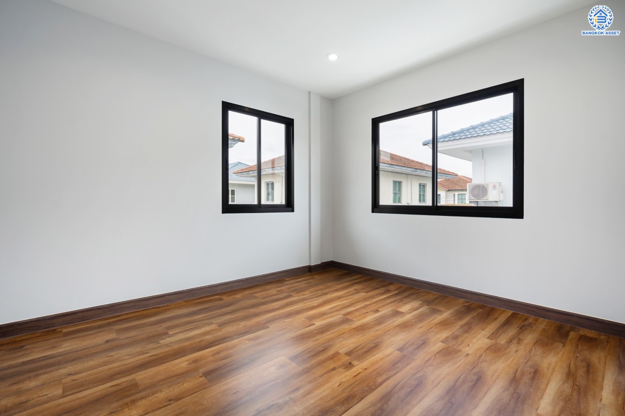 บ้านมือสองตกแต่งใหม่ ม.ชัยพฤกษ์ บางบัวทอง บ้านเดี่ยวหลังมุม แบรนด์ LH เนื้อที่ 72.5 ตร.ว. ฟังก์ชัน 3 ห้องนอน 3 ห้องน้ำ 1 ห้องอเนกประสงค์ จอดรถได้ 1 คัน พร้อม Facilities ครบครัน บนทำเลเดินทางสะดวก ติดถนนบางกรวย-ไทรน้อย ใกล้เซ็นทรัลเวสต์เกต และรถไฟฟ้าสายสีม่วง "สถานีบางพลู"